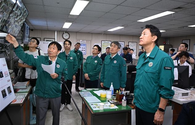 오세훈 서울시장이 2일(월) 충무로역을 찾아 ‘스마트CCTV’로 역사 내 안전을 점검하고 있다.