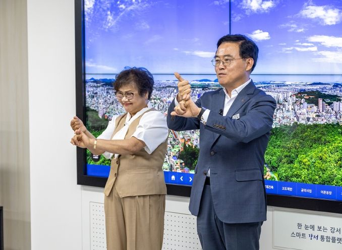 진교훈 서울 강서구청장(오른쪽)이 2일(화) 구청장실에서 김정숙 (사)서울농아인협회 지회장과 함께 수어로 선거 독려 영상을 촬영하고 있다.