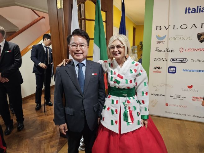 육동한 춘천시장+에밀리아가토 주한이탈리아대사 이탈리아공화국선포일 기념행사 만남