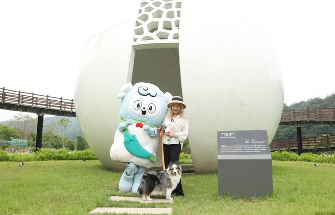 장승공원에서의 청양이(청양군 관광캐릭터)와 배우 박해미씨
