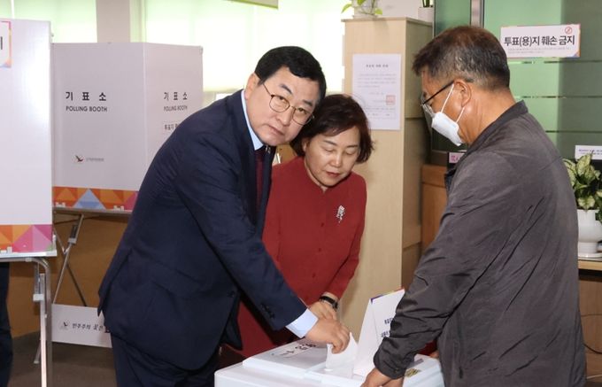 3일 오전 10시께 주낙영 경주시장이 경주시 용강동행정복지센터에 마련된 투표소에서 배우자 김은미 여사와 함께 투표에 참여하고 있다.