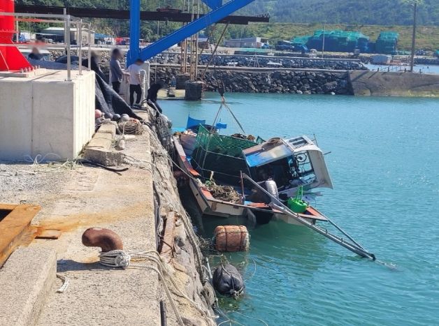완도군 금일읍 인근 해상 어선 2척 충돌...외국인 선원 1명 사망