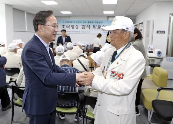 유성훈 금천구청장(왼쪽)이 6.25 참전용사와 대화를 나누고 있다