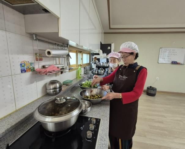 충주시, 경로당 취사도우미 활동비 5만 원 추가 지원