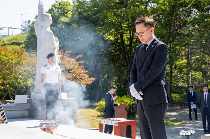 경상국립대학교(GNU)는 제70회 현충일(6월 6일)을 앞두고 6월 4일 오전 9시 진주시 판문동 충혼탑에서 ‘현충일 추념식’을 개최했다.