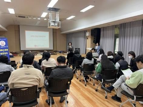 복지회관 종사자들의 교육 수강 장면