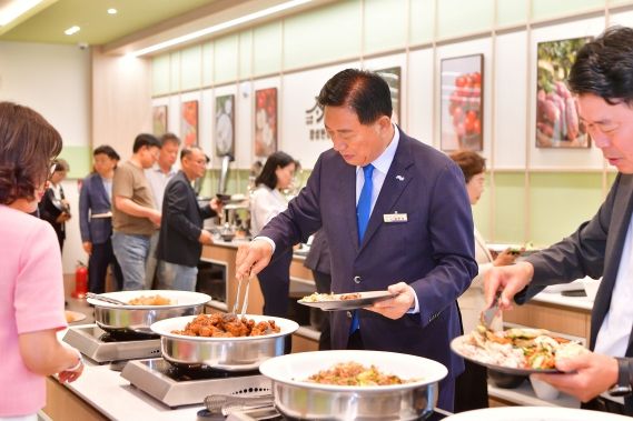 '장성한상' 시식회를 찾은 김한종 장성군수