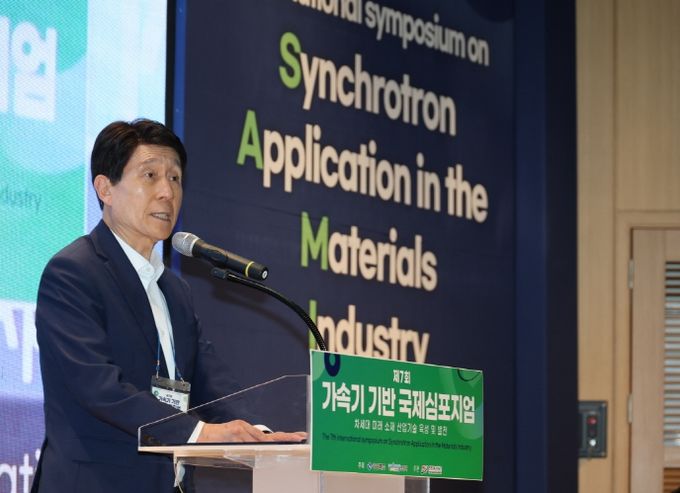 포항시는 4일 포항가속기연구소 과학관 강당에서 ‘차세대 미래 소재 산업기술 육성 및 발전’을 주제로 ‘제7회 가속기 기반 국제 심포지엄’을 개최했다.