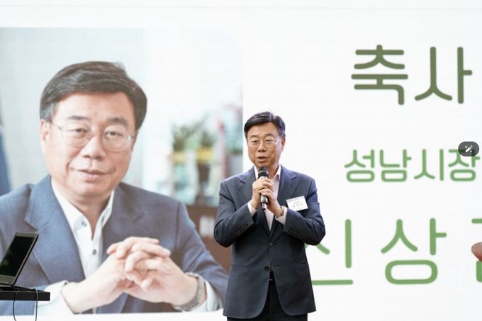 신상진 성남시장이 '제17회 소망재활원 뜨락음악회' 참석해 인사말을 전하고 있다