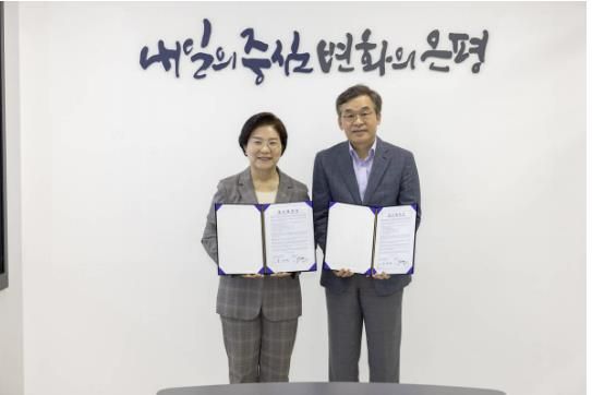 업무협약 진행하는 참좋은지방정부협의회장 김미경 구청장(왼쪽)