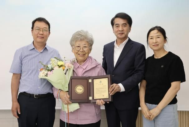 보은군, 23년 동안‘하루 한 끼’나눔 실천한 김양수 소장에게 감사패 수여-최재형군수와 김양수소장과 아들내외