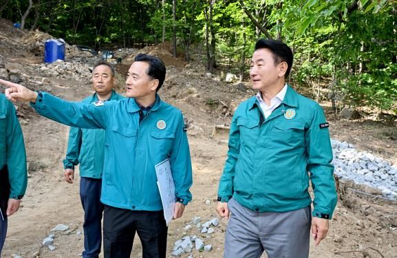 김동근 시장이 6월 4일 집중호우에 대비해 산사태 취약지인 가능동 산42-1 일대를 점검하고 있다.