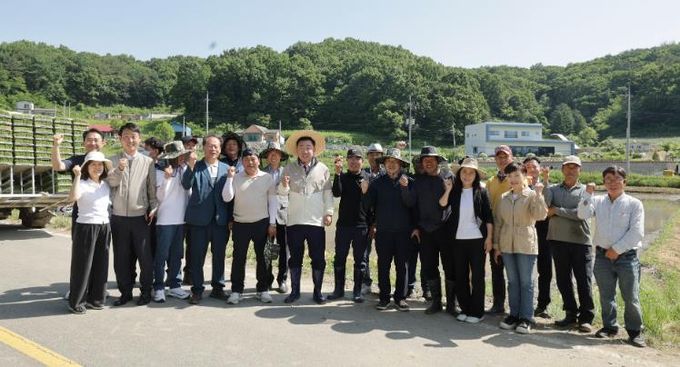 이범석 청주시장, 벼 모내기 영농현장 방문