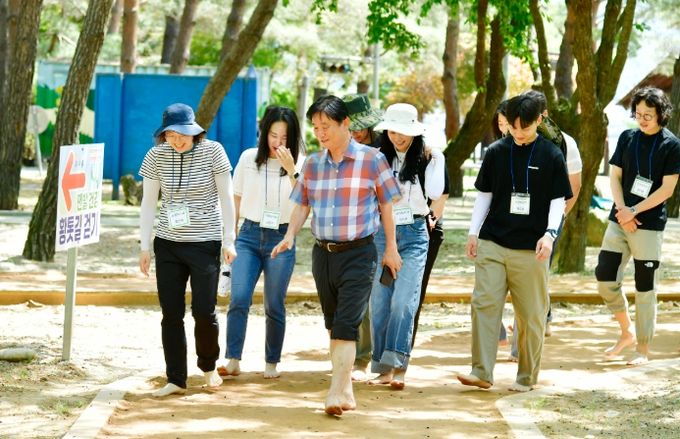 MZ 세대 공직자 맨발로 황톳길 걸으며 간담회