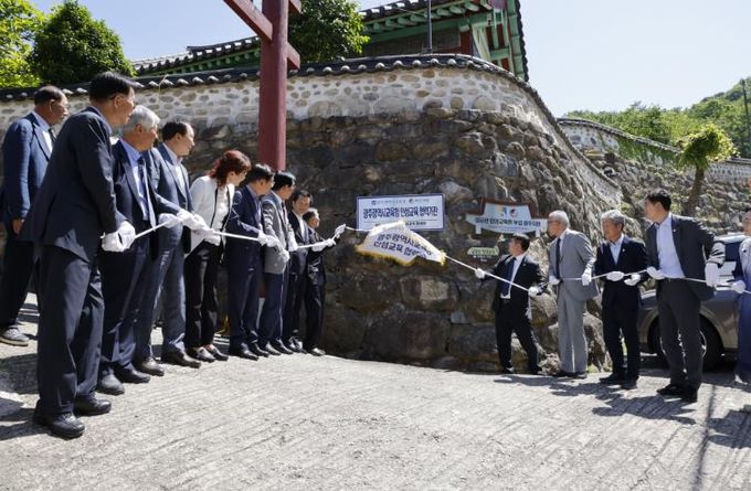이정선 광주광역시교육감(오른쪽 5번째)이 5일 벽진서원에서 열린 ‘광주광역시교육청 인성교육 협력기관 현판식’에 참석해 관계자들과 함께 가림막을 떼고 있다.
