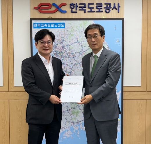 김병수(왼쪽) 시장이 함진규 한국도로공사 사장에게 건의문을 전달한 뒤 기념 촬영을 하고 있다