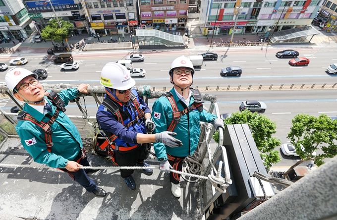 옥외광고물 재해방재 시범 훈련으로 고소작업대 차량에 탑승한 모습(왼쪽부터 이태인 동대문구의회 의장, 서울옥외광고협회 동대문구지부 관계자, 이필형 동대문구청장)