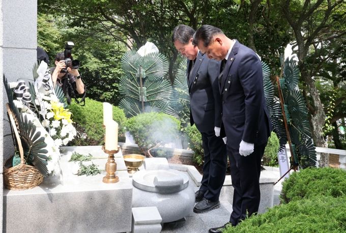 1. 충혼탑에 헌화를 하고 있는 김산 군수와 이호성 군의회 의장