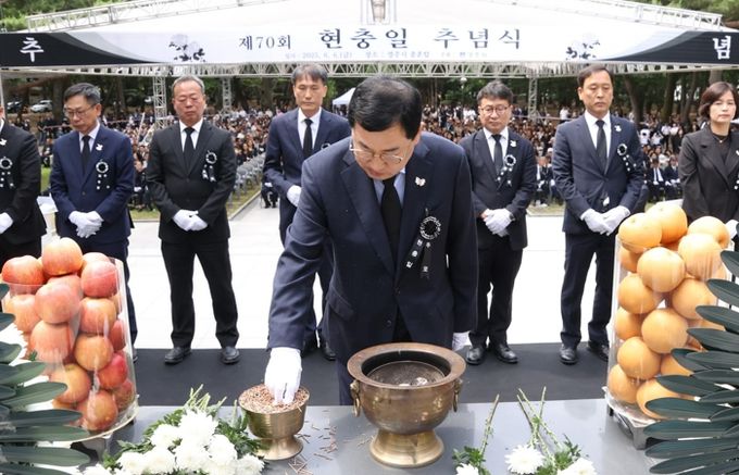 주낙영 경주시장이 6일 황성공원 충혼탑에서 제70회 현충일 추념식에 참석해 분향하고 있다.