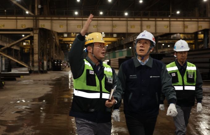 지난해 12월 철강 위기 극복을 위해 동국제강 현장을 방문한 이강덕 포항시장.