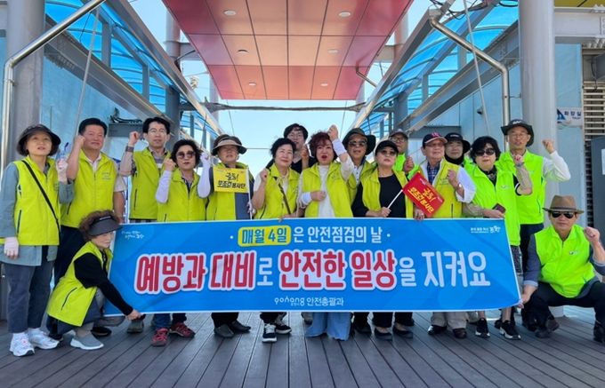 포항시가 지난 5일 영일대해수욕장에서 장마 대비 인명피해 제로화를 위해 시민 홍보에 나섰다.