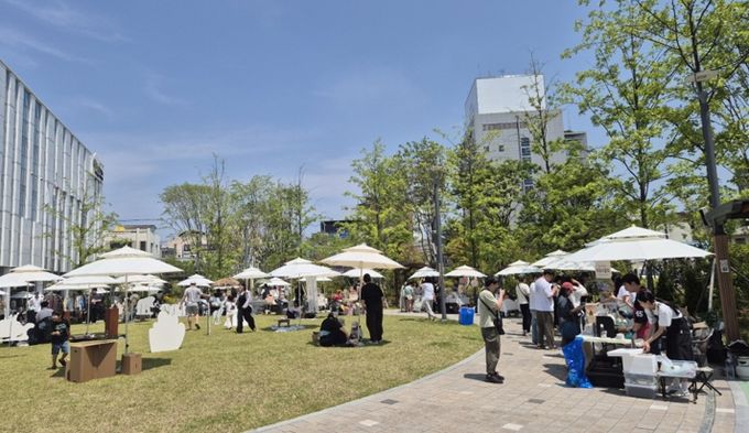 지난 7일 포항청춘센터&청년창업플랫폼 정원에서 개최된 ‘플플마켓’ 모습.