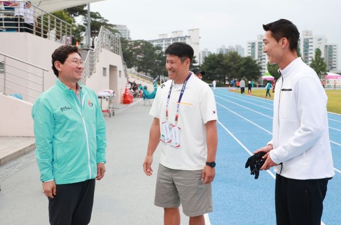 이상일 시장이 지난 5월 29일 구미에서 열린 '아시아육상경기선수권대회'를 찾아 우상혁 선수를 격려하는 모습