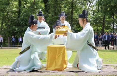 전성수 서초구청장(오른쪽)이 태종대왕 603주기 기신제에서 ‘초헌관’을 맡아 제향에 참여하고 있다.