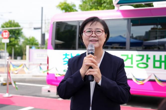 이순희 강북구청장이 지난 5일 강북구보건소에서 개최된 찾아가는 건강버스 개통식에서 인사말을 하고 있다.