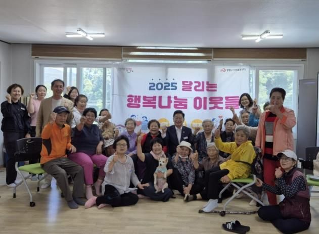 달행이 행사 후 군수님과 주민들 단체사진