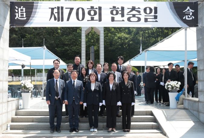 시흥시의회, 제70회 현충일 맞아 현충탑 참배