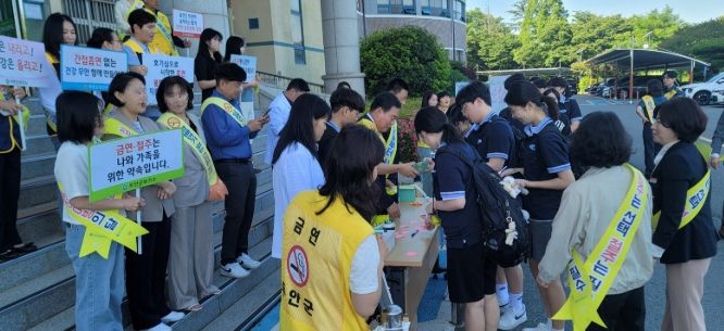 등굣길 합동 캠페인을 실시 중인 모습