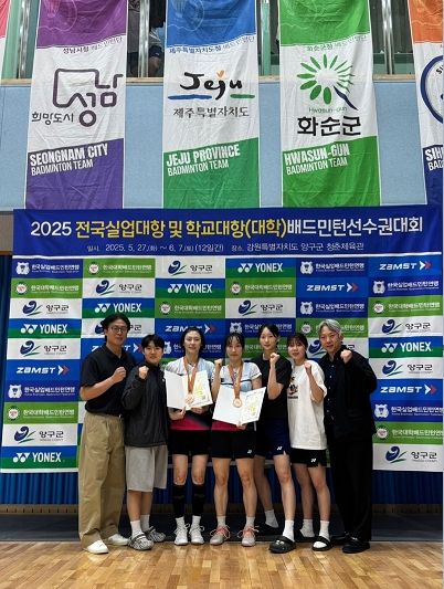 6월 7일 강원도 양구군 청춘체육관에서 열린 ‘2025 전국실업대항 및 학교대항(대학) 배드민턴선수권대회’에서 여자복식 부문 동메달을 획득한 구로구청 배드민턴팀이 기념 촬영을 하고 있다. (사진 왼쪽부터 허훈회 코치, 박지윤·김하나·전주이·김민경·엄수빈 선수, 강경진 감독)