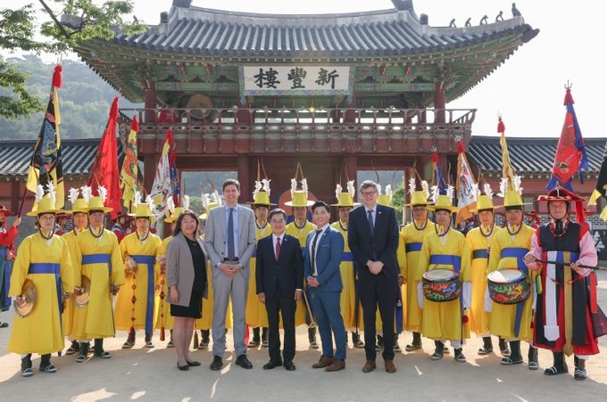 왼쪽부터 레슬리 테라모트 정부간관계 사무처 차관, 데이비드 이비 BC주 수상, 김동연 경기도지사, 최병하 고용경제개발 혁신부 아시아.태평양 정무 무역 차관, 짐 루트코스키 수상집무실 행정처 수석 보좌관