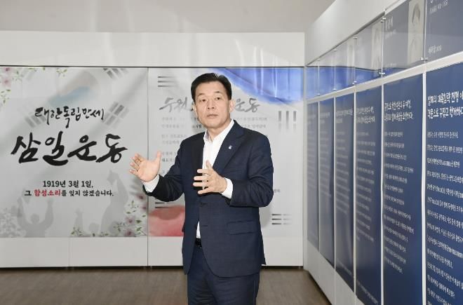 이재준 수원특례시장이 지난 3월 삼일절을 맞아 수원시청 로비에 마련된 수원 출신 독립운동가 전시를 둘러보고 있다.