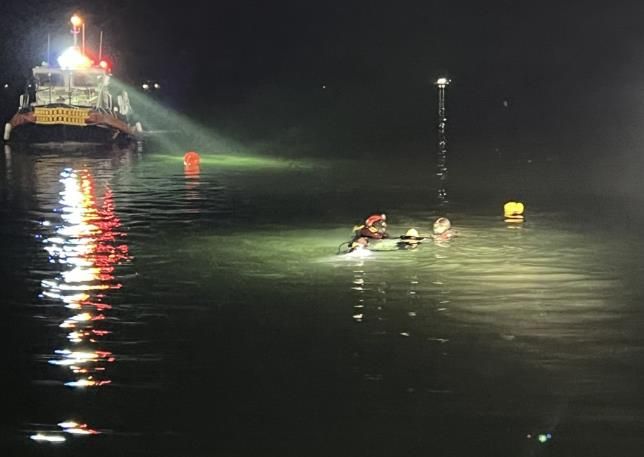 신지면 송곡리 인근 해상 차량 추락.. 차량서 운전자 숨진채 발견(수중 수색 중인 모습. 배포사진)