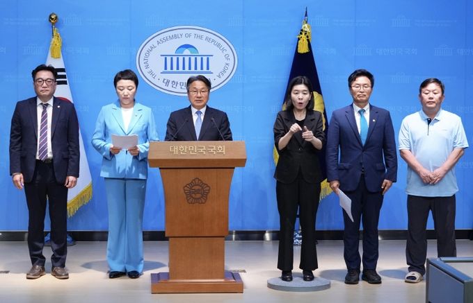 강기정 광주광역시장이 10일 서울 여의도 국회 소통관에서 정진욱·전진숙 국회의원 등과 기자회견을 열고 공공배달앱 활성화를 위한 지자체 국비 지원 등을 촉구했다. /광주광역시 제공