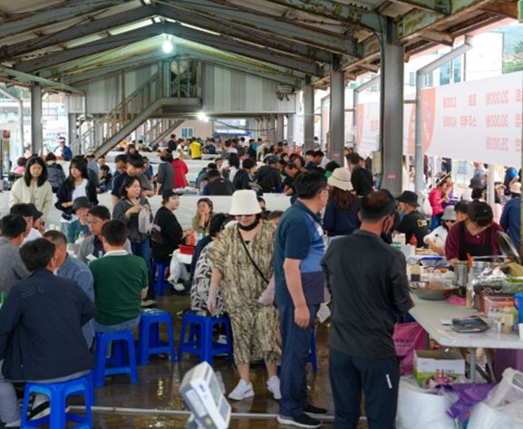고성군 저도 대문어축제에 발 디딜 틈 없었다...먹거리+즐길거리로 대박