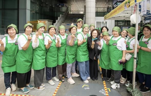 박희영 용산구청장(왼쪽에서 여덟 번째)이 ‘다(多)가치 바자회’에 참석해 새마을부녀회 등과 기념사진을 찍고 있다.