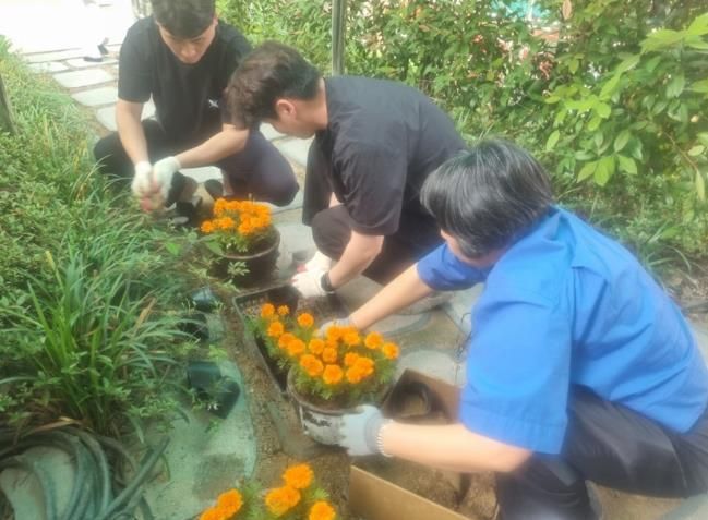 산청군, 청렴마음 담은 꽃길 가꾸기 실시