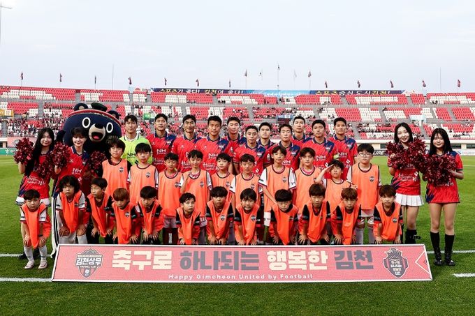 6월 1일 수원전에서 김천상무 선수단이 단체사진을 찍고 있다.