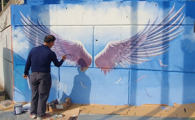 미추홀구 주안7동 주민자치회, ‘천사 날개 벽화’로 마을에 생기