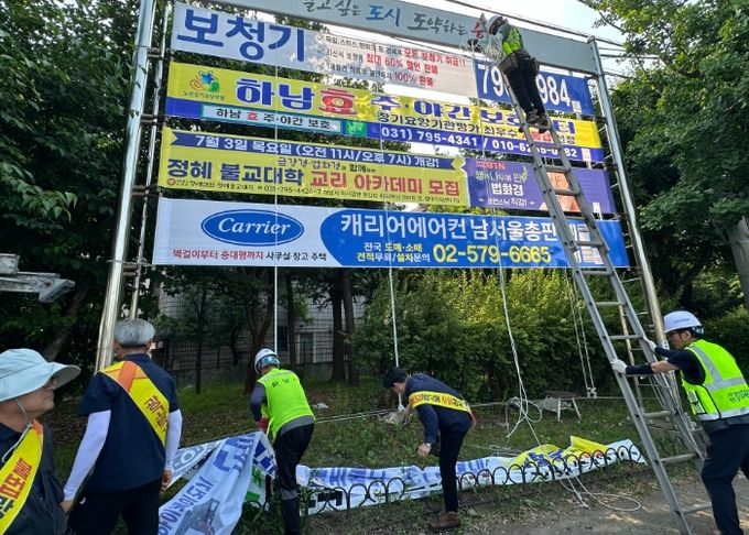 하남시와 하남시 옥외광고협회 관계자들이 현수막 지정 게시대를 점검하며 구조물 상태와 안전 요소를 살펴보고 있다.