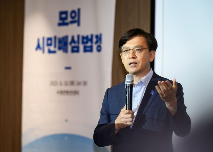 현근택 수원시 제2부시장이 발언을 하고 있다.