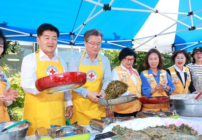 11일 진행된 전통음식 만들기 체험 행사에서 정용래 유성구청장이 전을 부치고 있다.