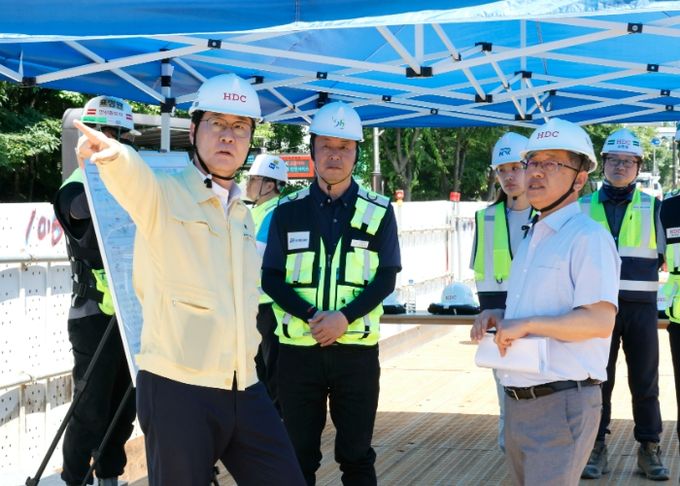 정명근 화성특례시장이 11일 동탄인덕원선 복선전철 건설 현장을 찾아 안전 점검을 하고 있다.