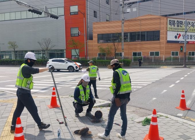 화성특례시 점검반이 도로변 상수관 밸브 상태를 확인하며 철개 파손 여부 등을 점검하고 있다