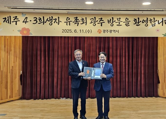 강기정 광주광역시장이 11일 5·18민주화운동교육관에서 열린 ‘4·3희생자유족 회원 역량 강화 연구교육’에 참석해 유족회 회원들에게 한강 작가의 저서인 ‘소년이 온다’와 ‘작별하지 않는다’를 선물하고 있다. /광주광역시 제공