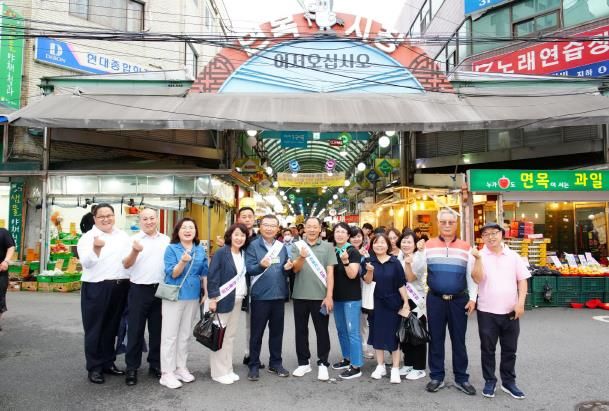 면목시장에서 류경기 중랑구청장과 관계자들의 모습