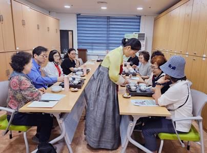 김해시노인종합복지관, 2025년 노인복지기금 지원사업『다(茶)함께 차차차』 오리엔테이션 진행